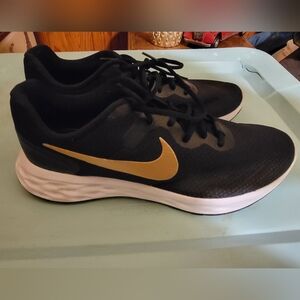 Nike Mens SNEAKER Black GOLD swish 10.5 Good Condition